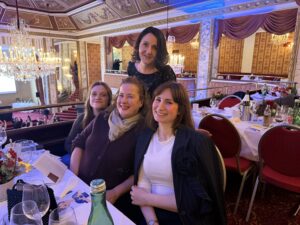 Mache ein Foto von einem Moment der die festliche Stimmung einfaengt Meli Dani Pam Heidi - Inconcepts Template